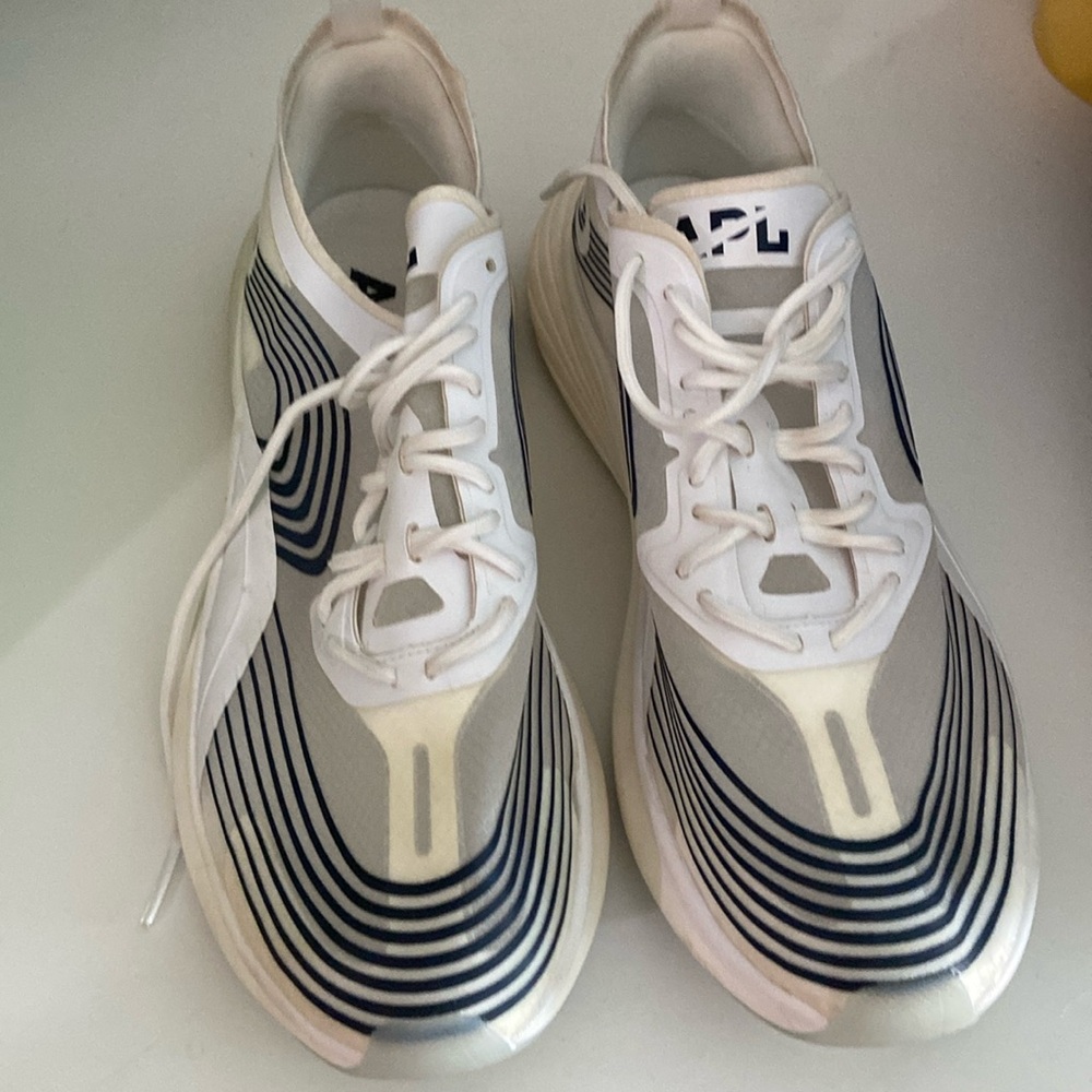 APL size 8 women sneaker